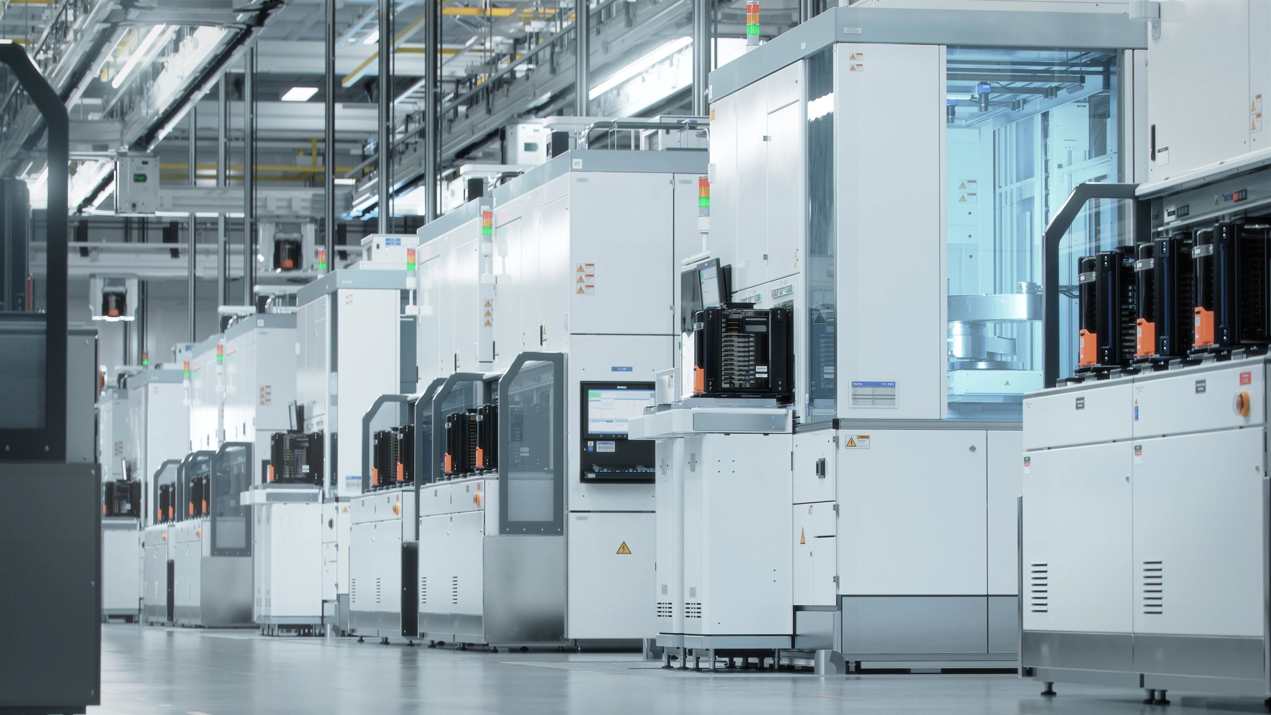 Semiconductor wafer fab cleanroom with equipment and overhead wafer transfer system